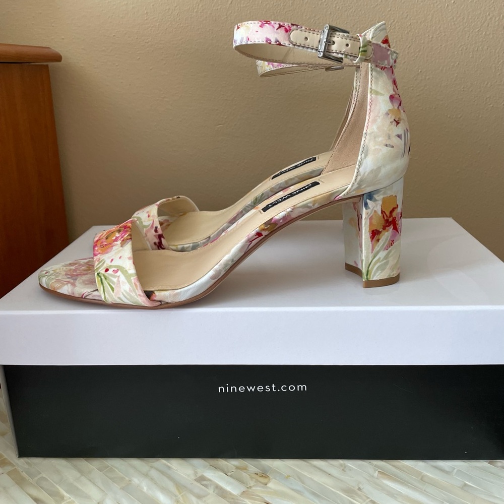 NIB Nine West Floral Print Block Heel Sandals